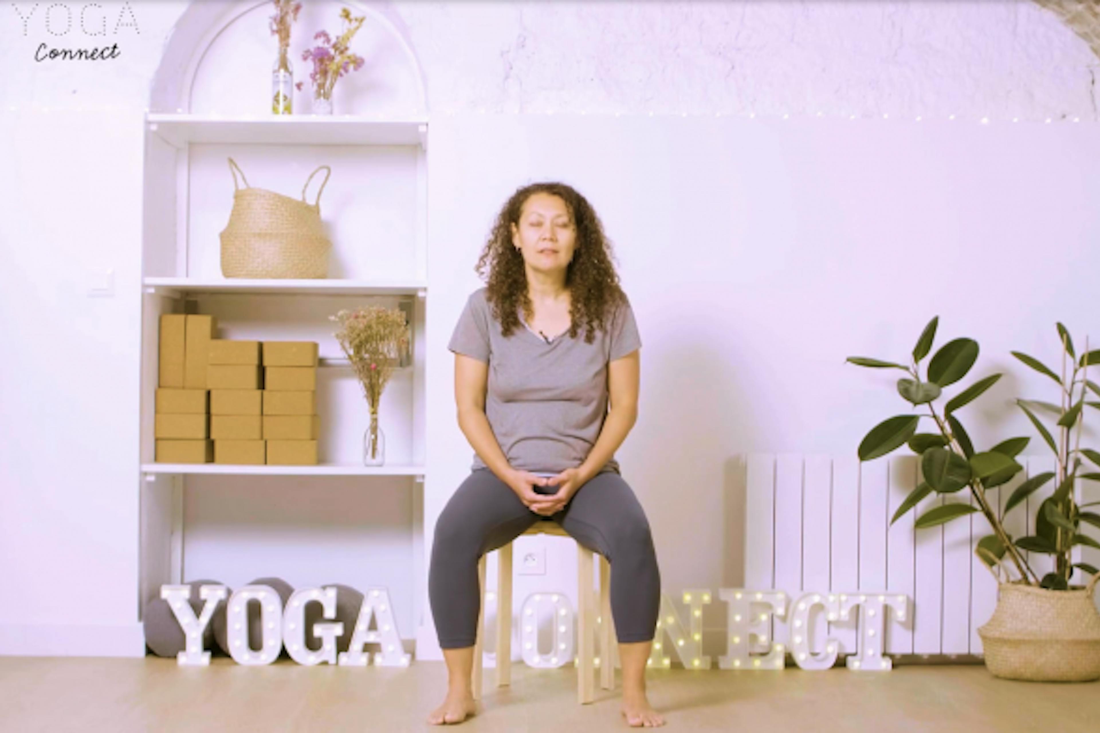 Prénatal avec une chaise