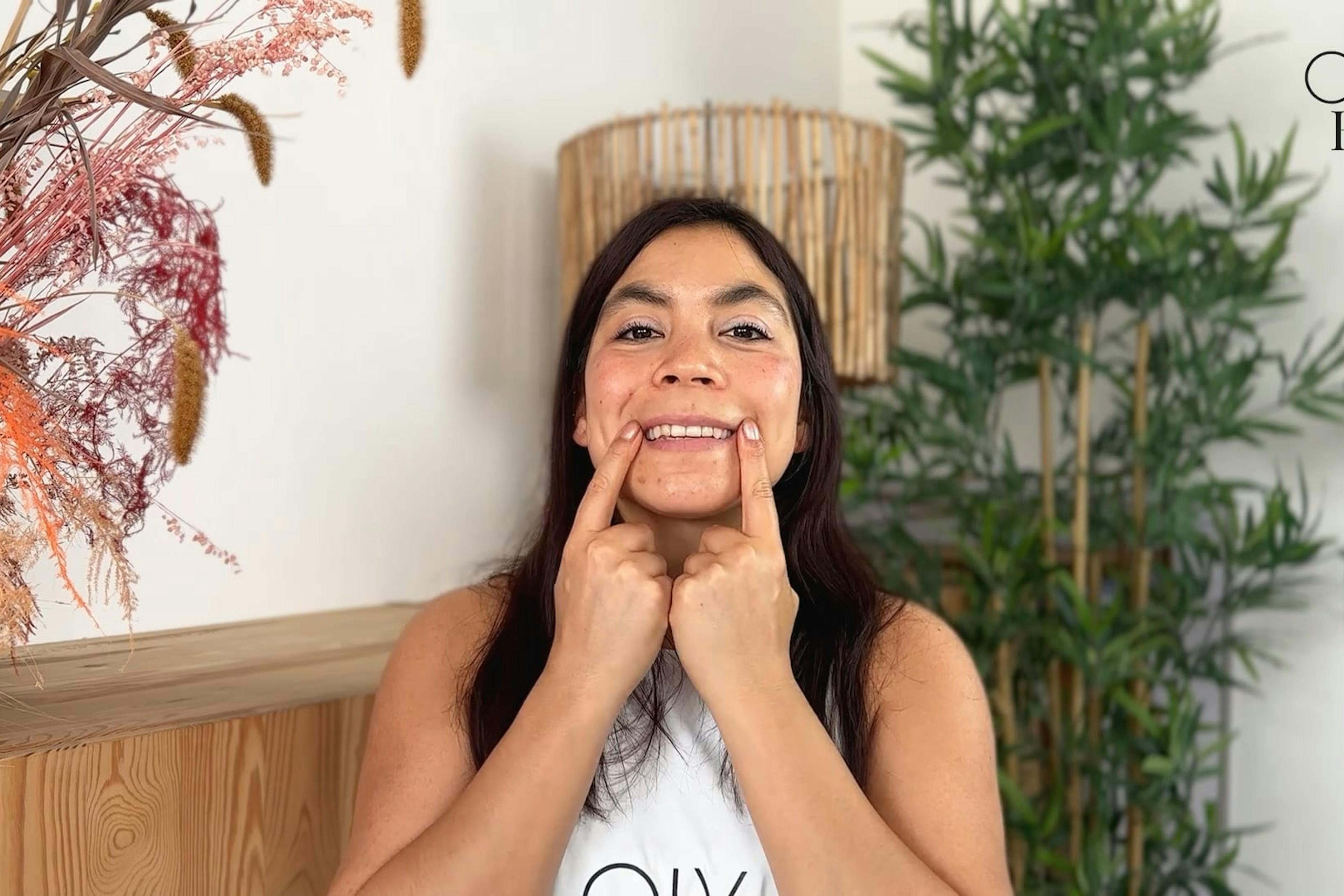 Yoga du visage : focus lèvres et sillon nasogénien